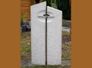 Handwerklich bearbeitete Grabsteine